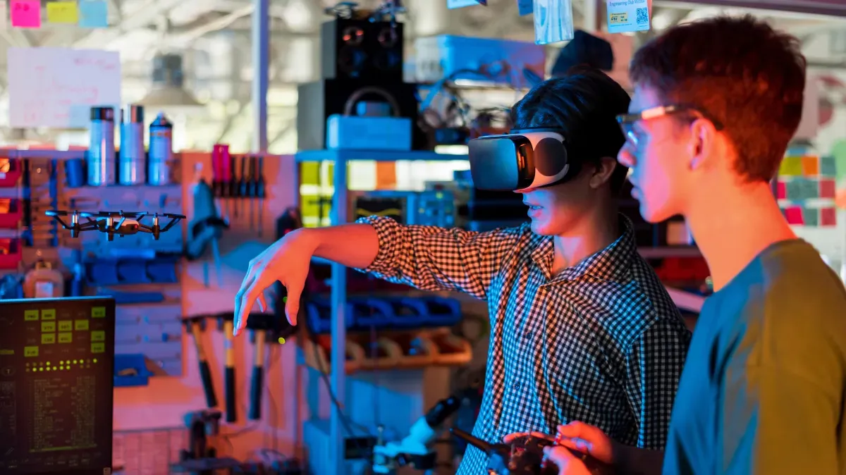 <a href="https://www.freepik.com/free-photo/teens-doing-experiments-robotics-laboratory-boy-protective-glasses-girl-vr-headset_59524489.htm#fromView=search&page=1&position=4&uuid=53c2c982-4be6-40e8-974e-54d4b8bd9041&query=azienda+start+up+digital+manifatturiera">Image by frimufilms on Freepik</a>