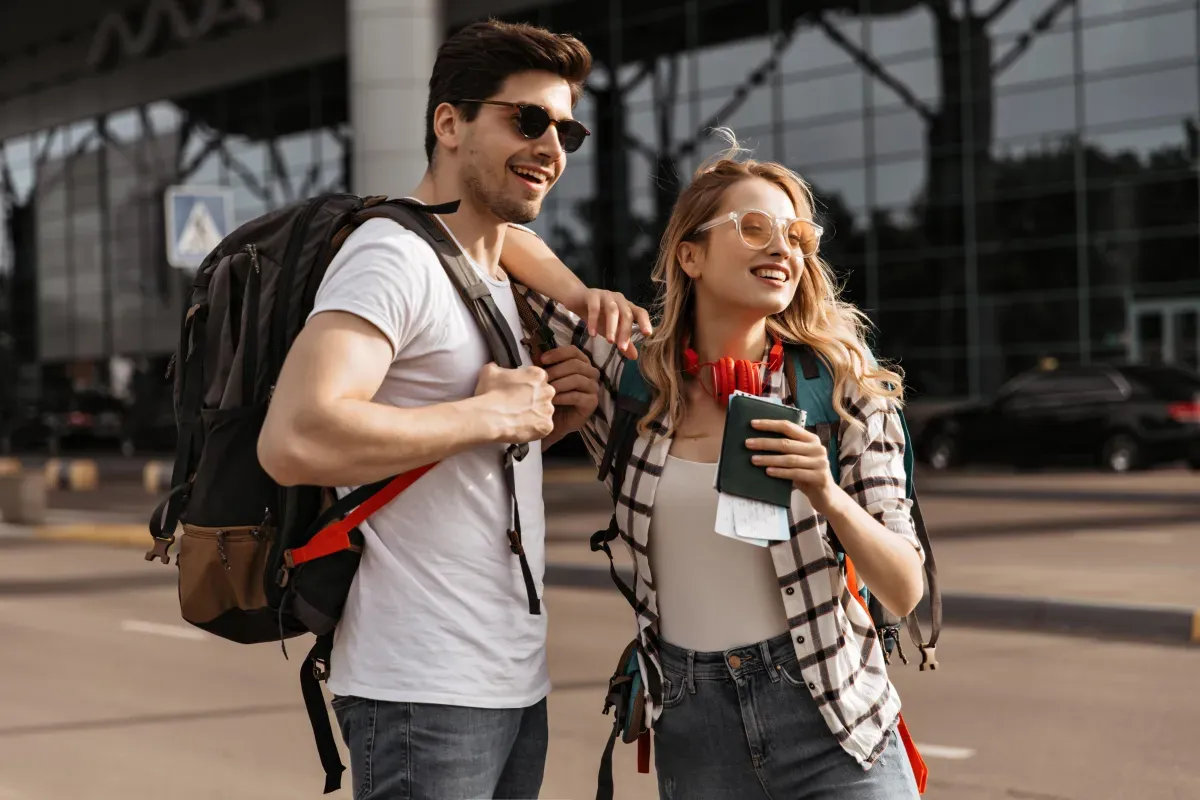 <a href="https://it.freepik.com/foto-gratuito/i-viaggiatori-con-gli-zaini-posano-vicino-all-aeroporto-moderno_15660360.htm#fromView=search&page=1&position=6&uuid=193e2828-6d35-47b9-84f1-a2100652d11d&query=turisti+giovani+">Immagine di lookstudio su Freepik</a>