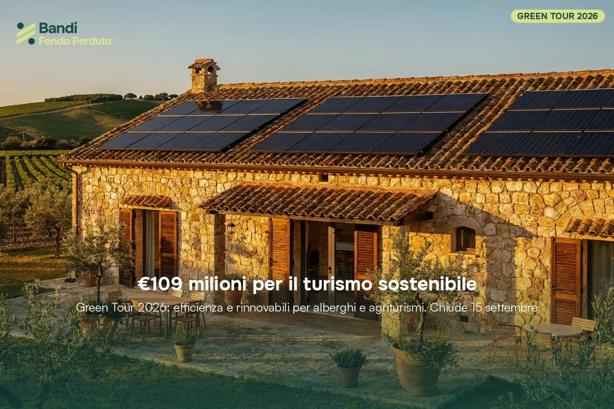 Agriturismo rurale Sud Italia con pannelli fotovoltaici su tetto, architettura tradizionale in pietra, natura verde circostante