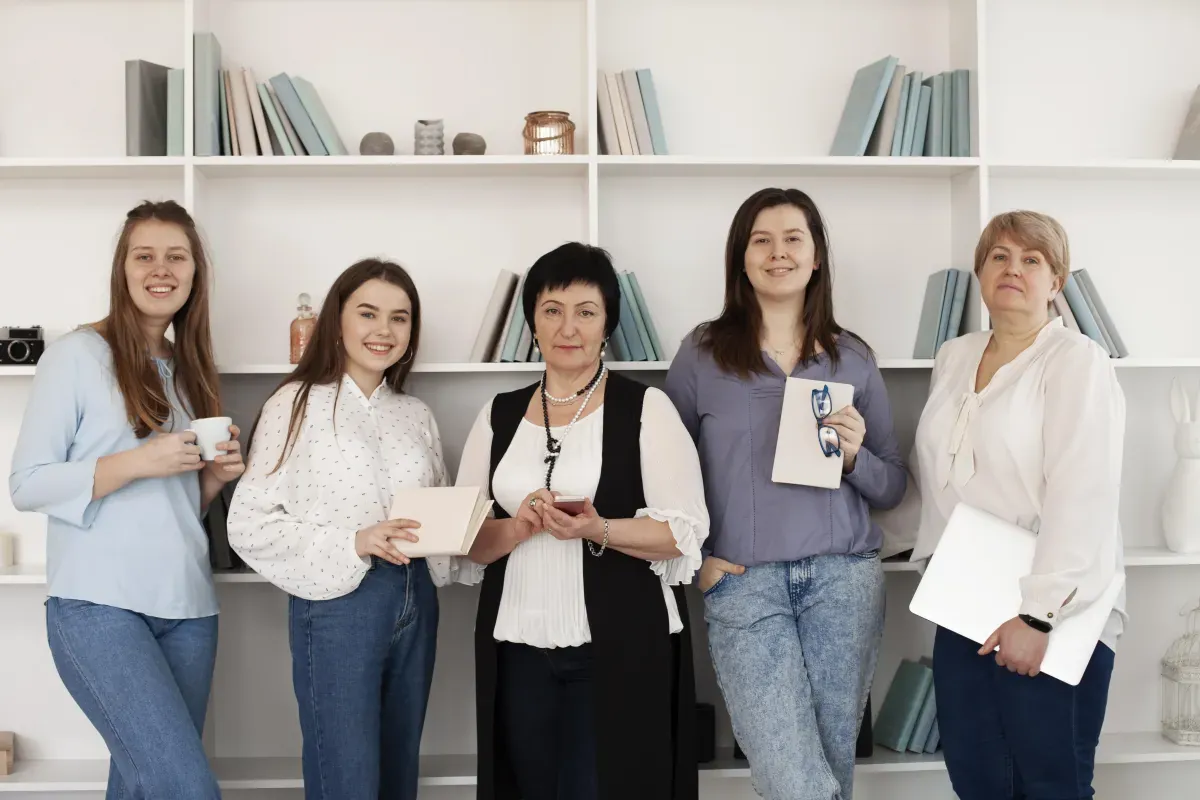 <a href="https://it.freepik.com/foto-gratuito/riunione-femminile-sociale-trascorrere-del-tempo-insieme_7150511.htm#fromView=search&page=1&position=4&uuid=de4dcc0a-41b6-44a6-a28e-f529b27d783b&query=multiple+small+business+woman+">Immagine di freepik</a>