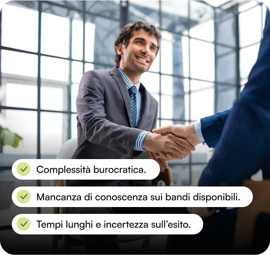 Stretta di mano tra due imprenditori, con tre ostacoli indicati: complessità burocratica, mancanza di conoscenza sui bandi disponibili, tempi lunghi e incertezza sull’esito