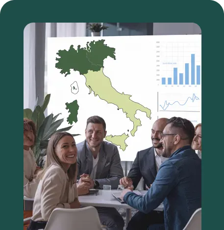 Persone riunite attorno a un tavolo davanti a una cartina dell’Italia con un grafico
