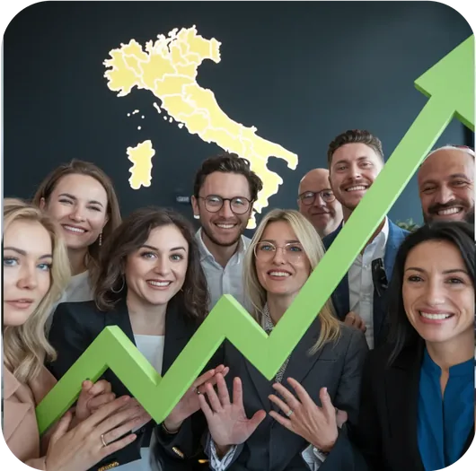 Gruppo sorridente con una freccia verde di crescita sopra una cartina dell’Italia